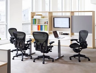 Αίτημα ΝΔ για ειδικό συνεργείο αποκόλλησης από καρέκλες